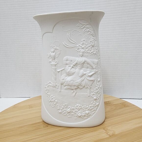 AK Kaiser Bisque Vase LADY ON BENCH Romantic Pastoral Scene Signed M.Frey 0316 - Picture 3 of 15